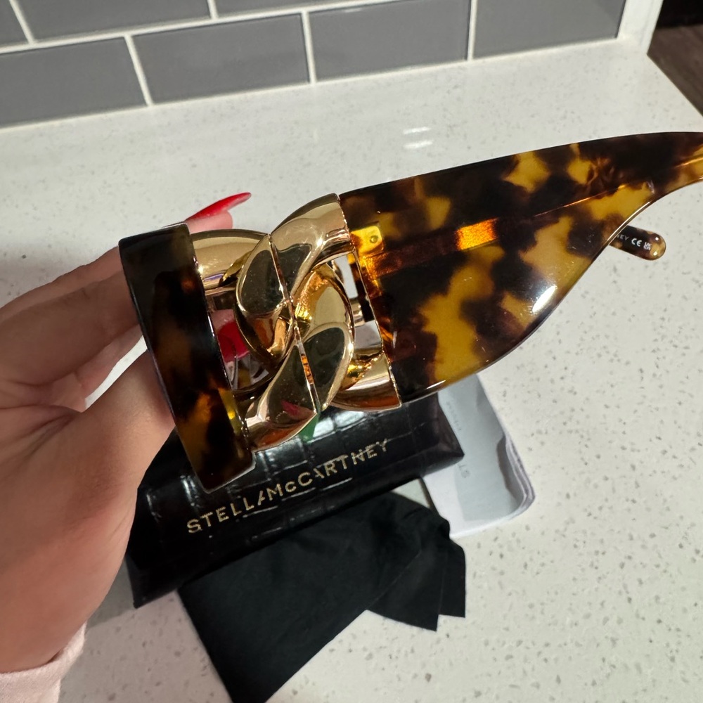BIG SALE🫶Stella McCartney Tortoise Sunglasses with Gold Detail - Picture 11 of 16
